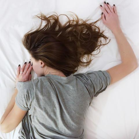 Here’s What You Should Never Wear To Bed - Cool-jams
