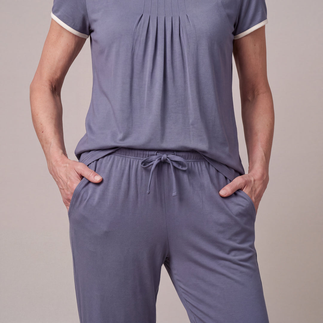 Dusk Blue Cool-jams NightCool Pleated T-Shirt for women, close-up, both hands in the pockets, the drawstring waistband and side-seam pockets